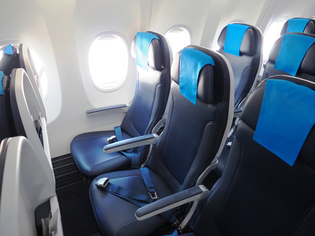 LOT Boeing 737 MAX 8 interior