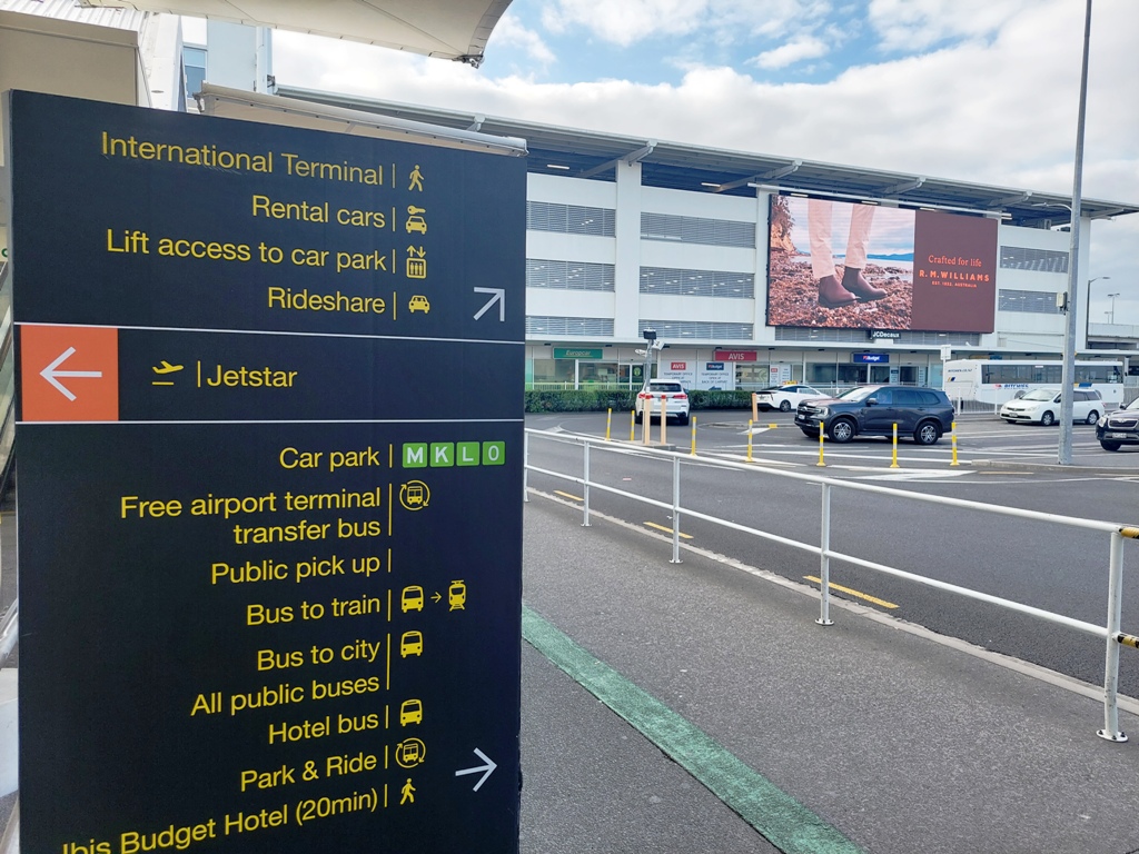 auckland airport domestic terminal sign 
